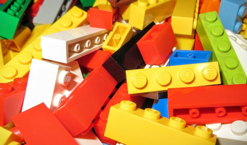 Ein Berg von Legosteinen - Lego für Rollstuhlrampen