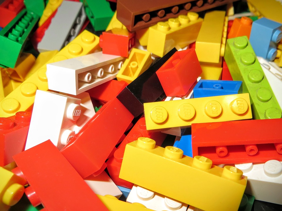Ein Berg von Legosteinen - Lego für Rollstuhlrampen